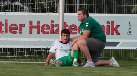 Viel Trost brauchten die Mauerbacher Spieler, wie hier Konstantin Miesl (links) nach der bitteren Pleite im Relegationsspiel gegen Tur Abdin Augsburg.