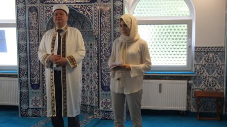 In der Ditib-Moschee an der St.-Benedikt-Straße begann der Spaziergang "Was  uns heilig ist", mit Erklärungen zum Islam von Imam Ritvan Özten und seiner Übersetzerin Betül Erkoc. 