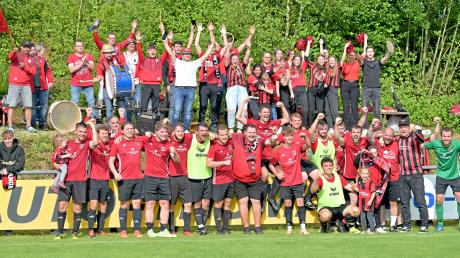 Helle Freude: Der TSV Langenhaslach feiert mit seinen Fans den Klassenerhalt in der Kreisklasse.