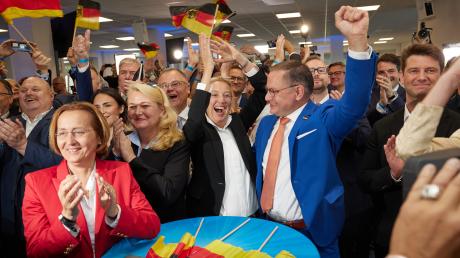 Beste Laune bei der AfD: Alice Weidel (Mitte) und Tino Chrupalla (Mitte rechts), beide AfD-Bundesvorsitzende, jubeln in der AfD-Parteizentrale bei der Prognose zur Europawahl.