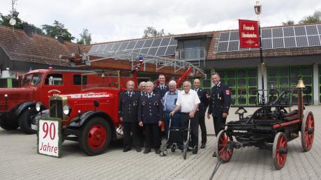 Das 90 Jahre alte Drehleiterfahrzeug DL 16
ist der Stolz der alten und jungen Feuerwehrmänner (von links) Johann Geier, Alfons Leyer, Stefan Missenhardt,
Georg Rinderle, Georg Kienmoser, Manfred Kraus und
Thomas Müller.
