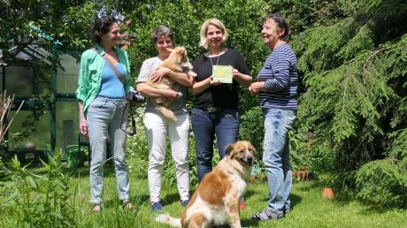 Der LBV vergibt Auszeichnungen für vogelfreundliche Gärten. In Haselbach bekamen diese jetzt die Schwestern Sonja und Sabine Kress. Das Bild zeigt (von links): Brigitta Lenz vom LBV, Heidrun Wittwer, Sonja Kress und Ines Wendekamm vom LBV.
