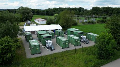 Der Batteriespeicherpark an der Krumbacher Straße in Schwabmünchen ist am Montag offiziell in Betrieb genommen worden. Acht Container mit je zwei Megawatt Kapazität stehen dort.