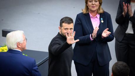 Der ukrainische Präsident Wolodymyr Selenskyj winkt nach seiner mit Ovationen gefeierten Rede im Deutschen Bundestag. Neben ihm stehen Bundespräsident Frank-Walter Steinmeier und Bundestagspräsidentin Bärbel Bas (SPD). 