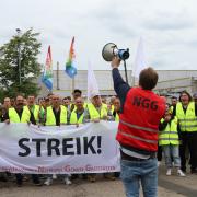 Warnstreik in Weißenhorn: NGG-Geschwerkschaftssekretär Paul Stüber ruft "Brot" – die Streikenden antworten mit "Streik".