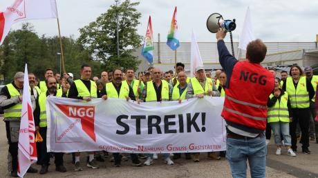 Warnstreik in Weißenhorn: NGG-Geschwerkschaftssekretär Paul Stüber ruft "Brot" – die Streikenden antworten mit "Streik".