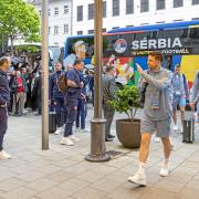Am Dienstagabend bezog die serbische Nationalmannschaft ihr EM-Quartier im Hotel Maximilian´s. Knapp 100 serbische Fans empfingen ihr Team. 