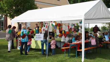 Beim Museumsfest zum 40-jährigen Bestehen des Bezirksmuseums Oberschönenfeld wird auch ein pädagogisches Programm zum Mitmachen für Groß und Klein geboten.