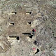 Bodenverfärbungen lassen auf Pfähle schließen, mit denen die Menschen vor über 4000 Jahren ein Haus gebaut hatten.
