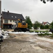 Der Roggenburger Ortsteil Schießen war vom Hochwasser mit am meisten betroffen. Das Restaurant "Alte Mühle am See" war in einer kritischen Lage und musste geschützt werden.