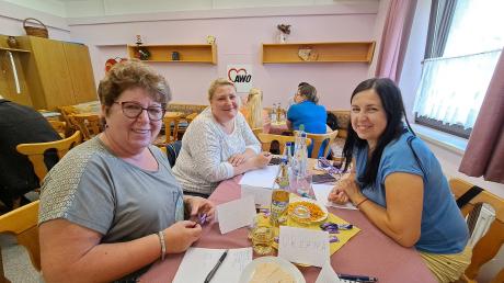Eva aus Ostendorf (links) hat sich überlegt, ihre freie Zeit als Rentnerin im Deutsch-Café einzubringen. Oksana (rechts) und Iryna (Mitte) stammen beide aus der Ukraine, leben in Erlingen und sind gekommen, um ihre Sprachkenntnisse zu verbessern.