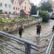In Nördlingen suchten zahlreiche Einsatzkräfte nach einer vermissten Seniorin. Die Feuerwehrler Bastian Deffner (links) und Karl-Heinz Knie durchkämmten den Egerkanal in der Altstadt.