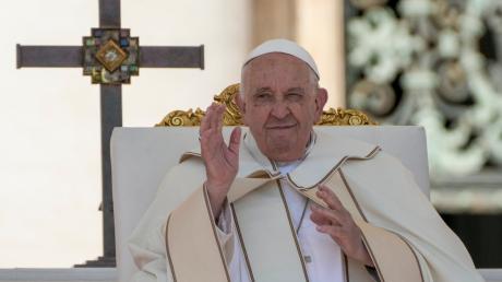Einmal mehr hat Papst Franziskus mit einer homophoben Bemerkung polarisiert.