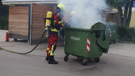 Ein Papiercorntainer an der Mittelschule in Gersthofen ist am Mittwoch in Brand geraten.