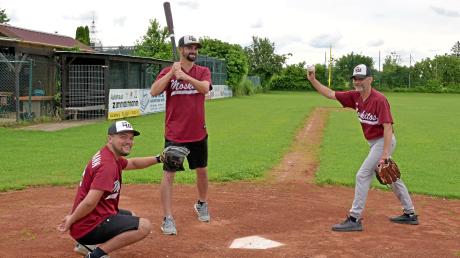 Spartenchef Tim Wiedemann (hier als Catcher), Trainer Dustin Forrer (Batter) und Co-Trainer David Karycki (Pitcher) demonstrieren Baseball-Schlüsselpositionen.