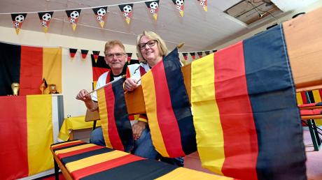 Claudia und Horst Kuchenbaur von den Gablinger Red-White-Glammhogga haben den Schauraum mit Länderflaggen dekoriert.