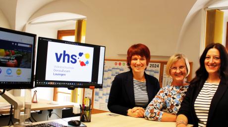 Willkommen bei der VHS in Lauingen (von links): Bürgermeisterin Katja Müller, Mitarbeiterin Monika Wohl und Lauingens VHS-Leiterin Bärbl Constroffer.