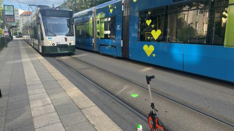 Am Augsburger Theodor-Heuss-Platz kam es am Donnerstag zu einem schweren Verkehrsunfall. Ein Mann wurde von einer Straßenbahn erfasst. Auch Gutachter kamen zum Unfallort.