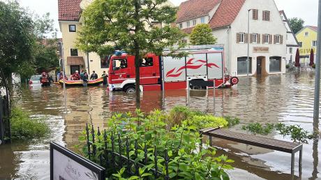 Wertingen stand wegen des extremen Hochwassers unter Wasser. Nun erläuterte Bürgermeister Willy Lehmeier  gab nun im Stadtrat einen Bericht darüber ab. Es kamen so viele Zuhörende, dass zusätzliche Stühle aufgestellt werden mussten.   