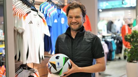 Andreas Kraus, Inhaber des gleichnamigen Sportgeschäfts in Dillingen, hofft auf gute Ergebnisse der deutschen Nationalmannschaft.