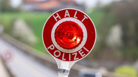Ein Fahrer ohne gültigen Führerschein für ein Gespann wurde in Türkheim  von der Polizei erwischt.  (Symbolfoto)