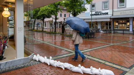 Geschäftsinhaber hatten in Bad Wörishofen mit Sandsäcken Vorsorge vor dem drohenden Hochwasser getroffen. Aber auch in Bad Wörishofen liefen Keller voll. 