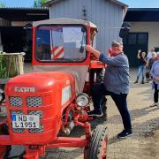 Franz Lunzner besteigt seinen Traktor-Oldtimer und macht sich auf den Weg an die Nordsee. Familie und Stammtischfreunde sangen dazu „Muss i denn zum Städtele hinaus...“ 