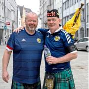 In Augsburg sind die Schotten los: Wegen des EM-Eröffnungsspiels waren am Freitag zahlreiche größere und kleinere Gruppen von Fans zu sehen – links Fraser Rankine und Stuart Murray.