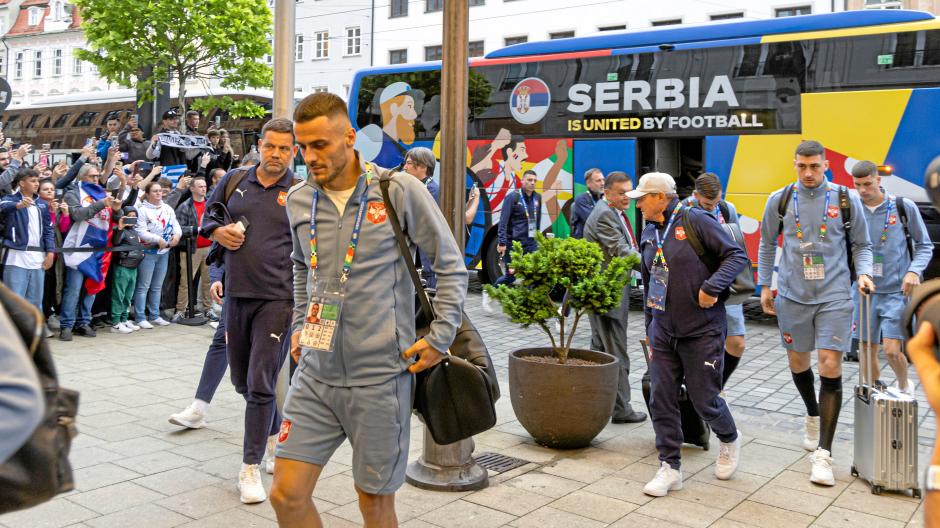 Zu Gast in der Maximilianstraße: Bei der Ankunft in Augsburg empfingen rund 100 Fans die serbische Nationalmannschaft vor dem Hotel Maximilian's.