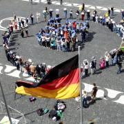 Mit einem Menschenkreis auf dem Rathausplatz feierte der Augsburger Integrationsbeirat sein 50-Jähriges. Eigentlich hätte die Aktion ein Weltrekord werden sollen.