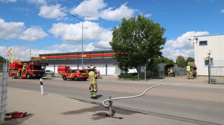 In Leipheim musste die Feuerwehr einen brennenden Lagercontainer löschen.