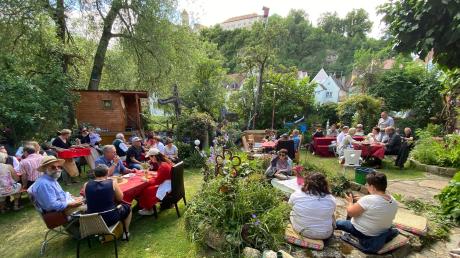 Einer der schönsten Plätze beim Stadtfest in Harburg: Der Garten von Lydia Decker auf der Wörnitzinsel.