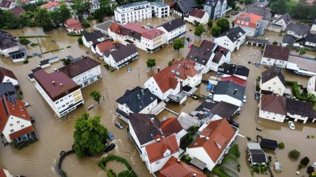Viele Straßen waren in Babenhausen und in anderen Unterallgäuer Gemeinden überflutet.
