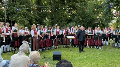 Die Spielgemeinschaft Ichenhausen/Ellzee schuf eine zauberhafte Atmosphäre mit ihrem Konzert im Schloßgarten iund verabschiedete Dirigent Konstantin Eheim.