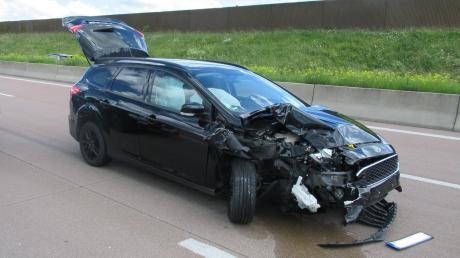 Eine 26-jährige Autofahrerin ist auf der A8 auf einen Wagen vor ihr aufgefahren. Die Frau wurde dabei verletzt, das Auto schwer beschädigt.