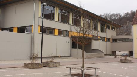 Auf dem Pausenhof der Schule in Harburg gab es am Wochenende eine Unfallflucht.