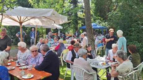 Eine große Besucherschar genoss das gesellige Beisammensein beim Sommerfest der Ambulanten unter Bäumen im Lippgarten.