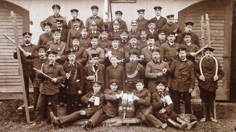 Das erste Mannschaftsfoto der Griesbeckerzeller Feuerwehr entstand im Jahr 1900 am Pfarrstadl.