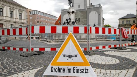 Mit einem Schild warnte die Stadt Passanten vor den Drohnen-Arbeiten rund um den Augustusbrunnen. 