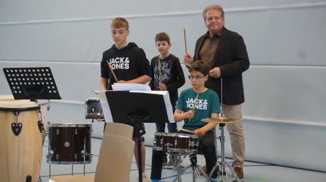 Einer der Leiter der Musikschule Stauden e.V. ist sichtlich stolz auf seine Schüler.