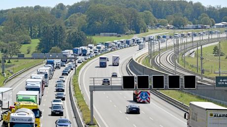 Auf der A8 Richtung Stuttgart ist es am Dienstagvormittag zu mehreren Unfällen gekommen. 