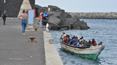 Migranten kommen in einem Boot im Hafen von La Restinga auf der Insel El Hierro an.  
