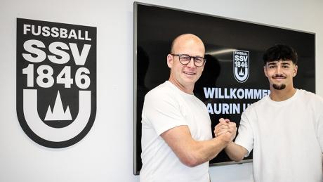 SSV-Geschäftsführer Markus Thiele (links) begrüßt Neuzugang Laurin Ulrich in Ulm.