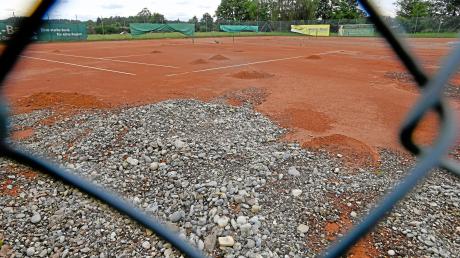Das Hochwasser hat die Tennisplätze des TSV Diedorf verwüstet. Ein wirtschaftlicher Totalschaden.