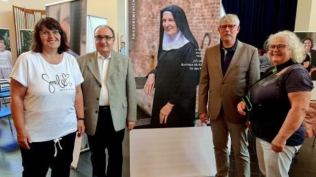 Gisela Wabra, Lothar Hartmann, Thomas Schumann und Patricia Lange (von links) eröffneten die Ausstellung "Friedensmenschen" in Weißenhorn.