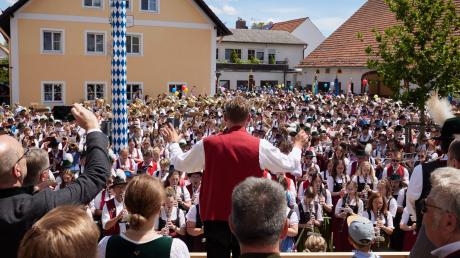 Beim Festzug durch Türkenfeld nahmen 65 Gruppen teil. Für Andreas Grandl (Mitte) war es das letzte Musikfest als Dirigent des Türkenfelder Musikvereins. 