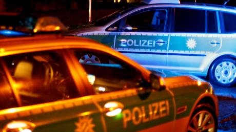 Ein offenbar alkoholisierter Mann soll in der Chemnitzer Straße im Stadtteil Pfersee Polizisten angegriffen haben.