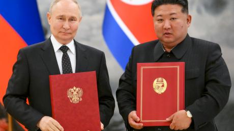 Der russische Präsident Wladimir Putin und der nordkoreanische Staatschef Kim Jong Un  unterzeichneten während eines Gipfeltreffens eine neue Partnerschaft, die auch einen gegenseitigen Beistand im Falle eines Angriffs auf das jeweils andere Land vorsieht.