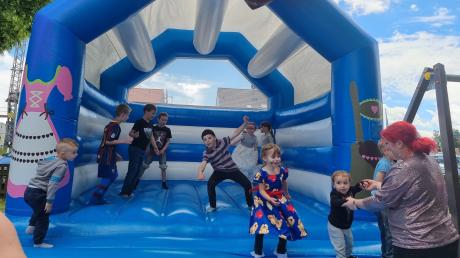 Viel Spaß hatten die Kinder beim Jubiläumsfest der Kita Stadl. Auch eine Hüpfburg gehörte zum Unterhaltungsprogramm.