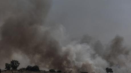 Ein Blick auf den Brand, der durch Raketen- und Drohnenangriffe aus dem Libanon auf Israel verursacht wurde.  